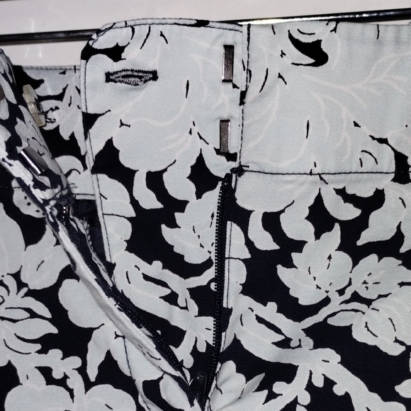 Ann Taylor Black and Baby Blue Floral Women Shorts Cargos - Picture 4 of 10